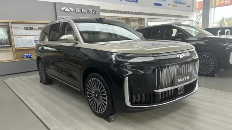 Chery Fulwin T11 сбоку спереди кроссовер двухветный гибридный у дилера