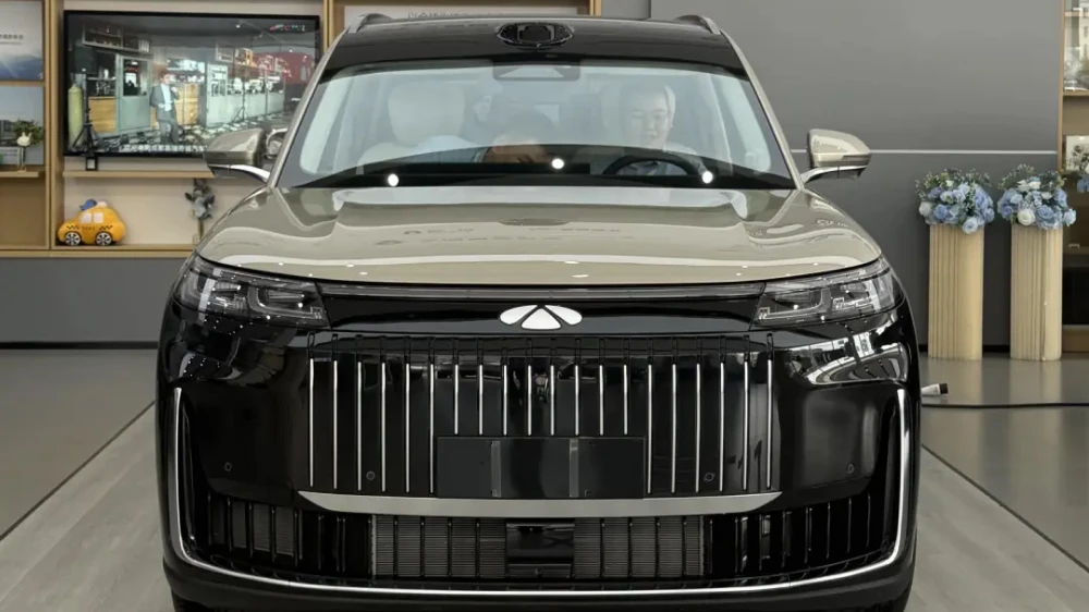 Chery Fulwin T11 спереди кроссовер двухветный гибридный у дилера