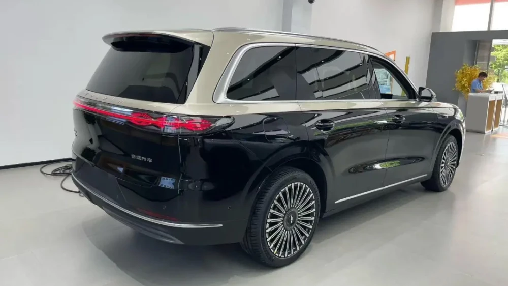 Chery Fulwin T11 сбоку сзади кроссовер двухветный гибридный у дилера