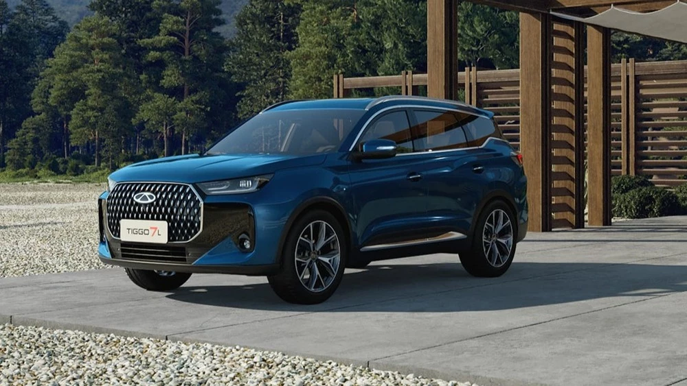 chery tiggo 7L у дилера в автосалоне фаворит моторс купить новый сбоку спереди