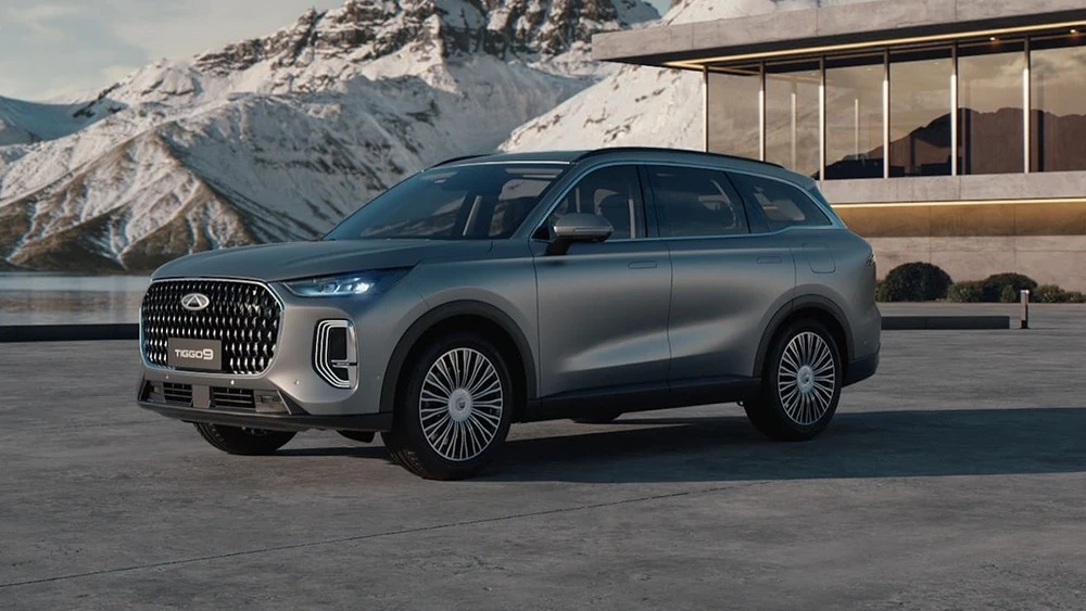 chery tiggo 9 у дилера в автосалоне фаворит моторс купить новый сбоку спереди