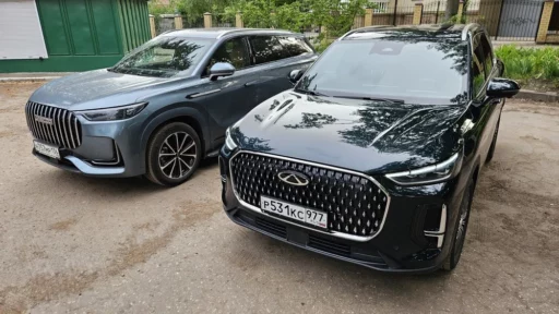 Chery Tiggo 9 Jaecoo J8 сбоку спереди сравниваем