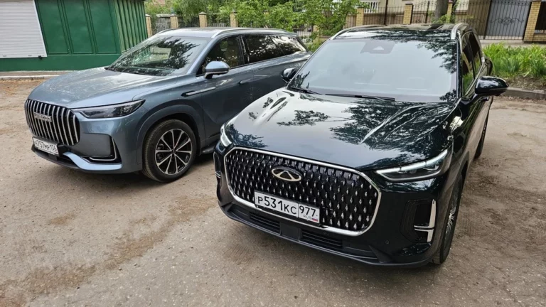 Chery Tiggo 9 Jaecoo J8 сбоку спереди сравниваем