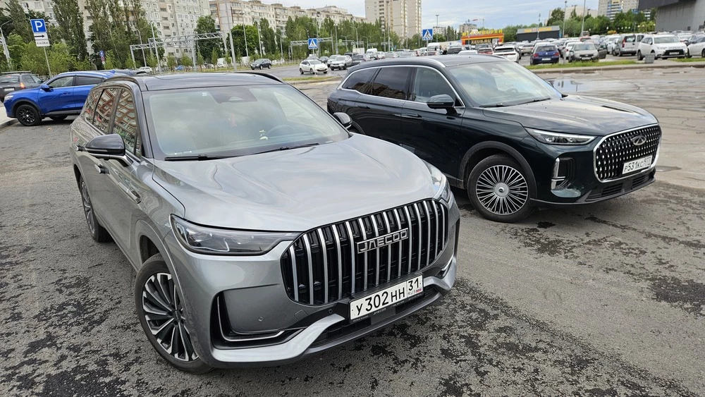 Chery Tiggo 9 Jaecoo J8 сбоку спереди сравниваем