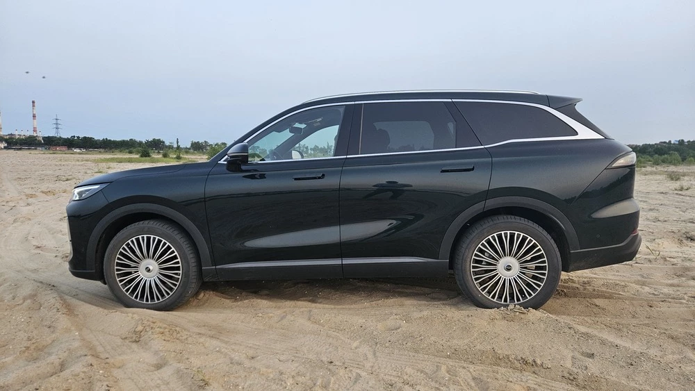 Chery Tiggo 9 сбоку на бездорожье песок