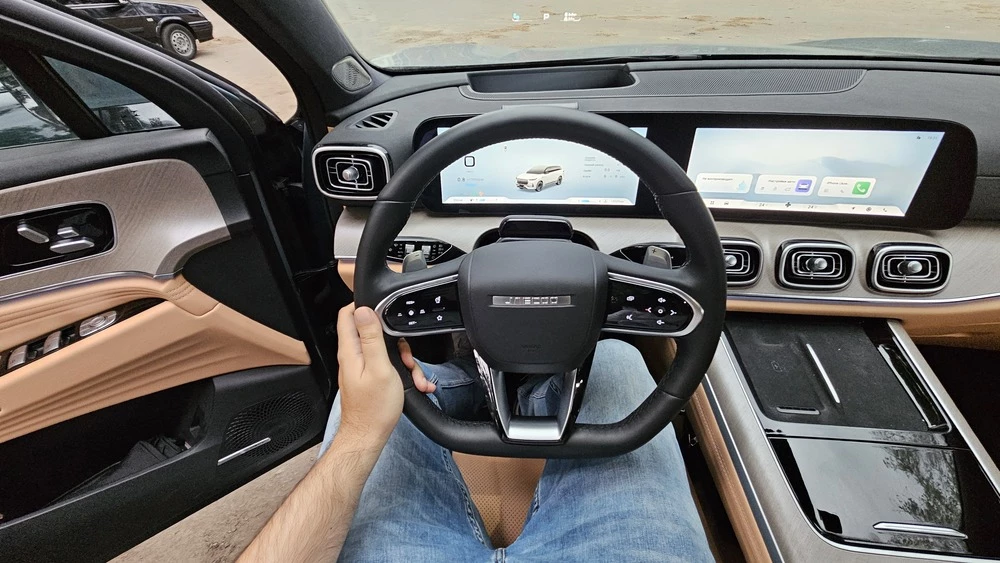 jaecoo j8 салон интерьер водитель за рулем