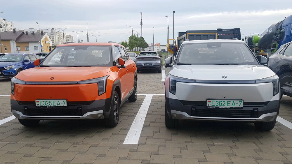 Электрический кроссовер Dongfeng Vigo спереди