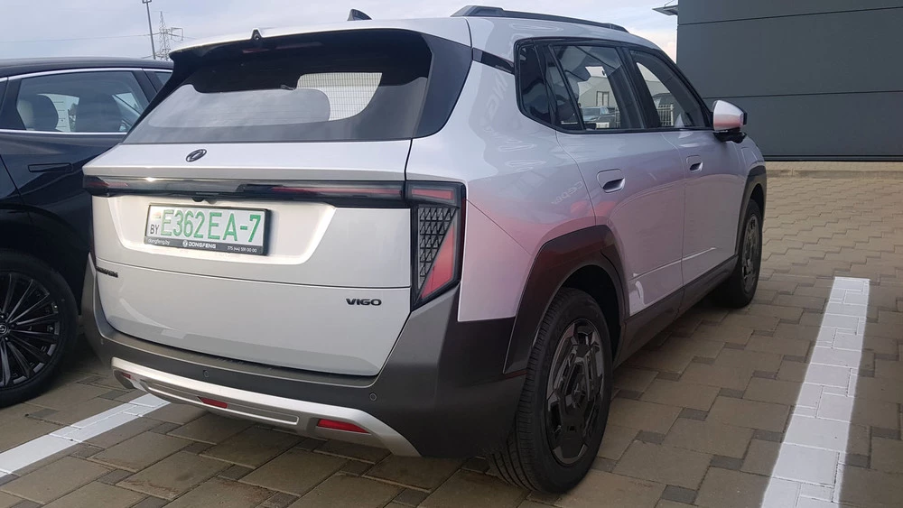 Электрический кроссовер Dongfeng Vigo сбоку сзади