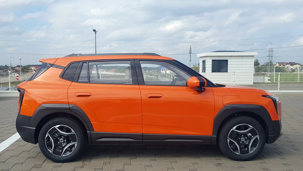 Электрический кроссовер Dongfeng Vigo сбоку