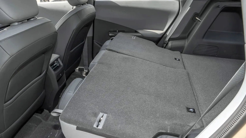 Электрический кроссовер Dongfeng Vigo салон интерьер сиденья сложены ровный пол