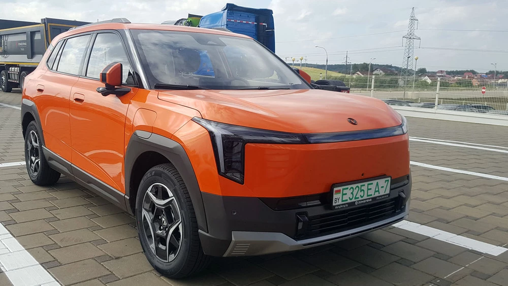 Электрический кроссовер Dongfeng Vigo сбоку спереди