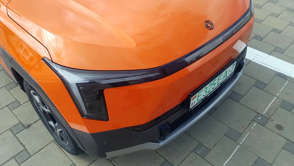 Электрический кроссовер Dongfeng Vigo сбоку спереди фары