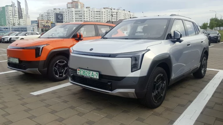 Электрический кроссовер Dongfeng Vigo сбоку спереди