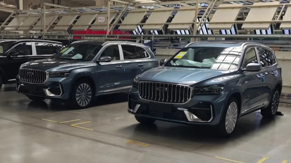 обновленный geely monjaro 2026 сбоку спереди в китае