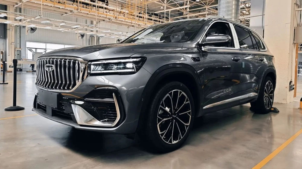 обновленный geely monjaro 2026 сбоку спереди в китае