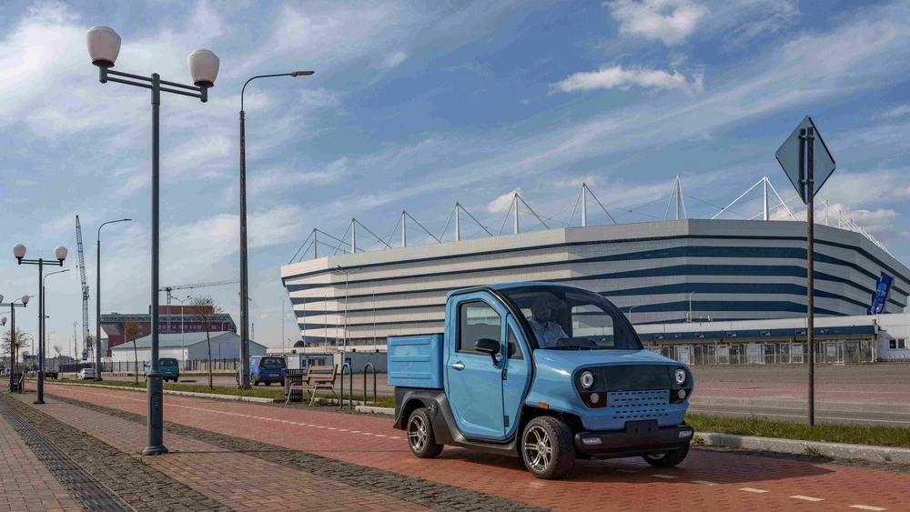 Электрический микрокар Eonyx Pickup сбоку спереди в динамике автотор