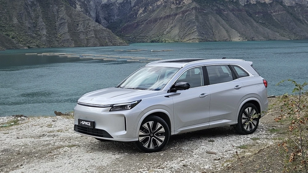 новый обновленный Evolute i-Space 2025 сбоку спереди