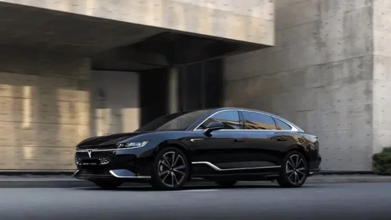 гибридный Voyah Passion EVR в России сбоку спереди