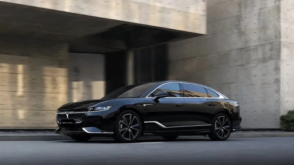 гибридный Voyah Passion EVR в России сбоку спереди