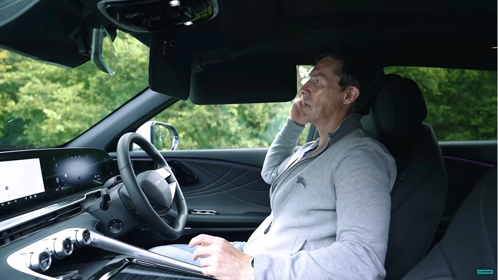 exeed rx omoda 9 салон черный двойные козырьки гибридный кроссовер обзор carwow мэт уотсон отзыв