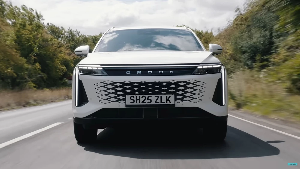 exeed rx omoda 9 спереди белый гибридный кроссовер обзор carwow мэт уотсон отзыв