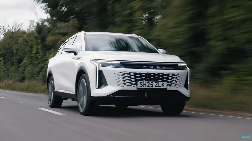 exeed rx omoda 9 сбоку спереди белый гибридный кроссовер обзор carwow мэт уотсон отзыв