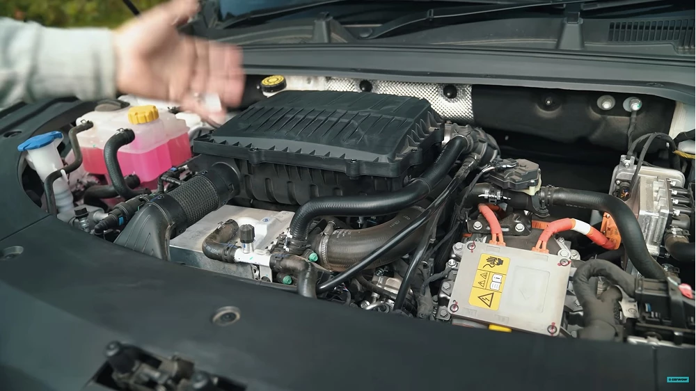 exeed rx omoda 9 сбоку спереди белый гибридный кроссовер обзор carwow мэт уотсон отзыв двигатель подкапотоное пространство