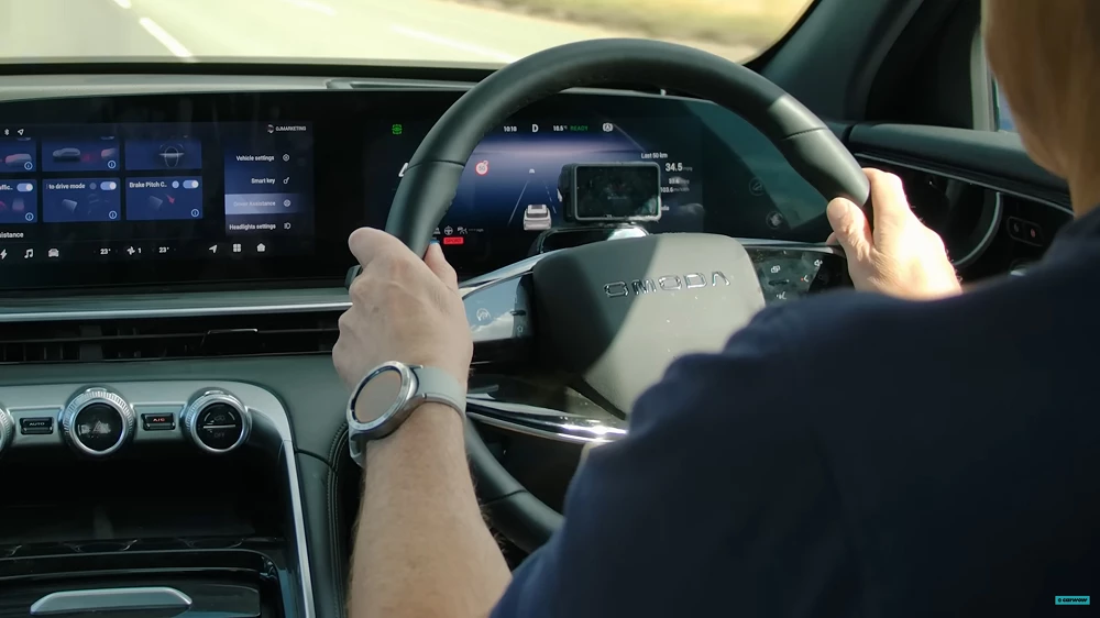 exeed rx omoda 9 салон черный гибридный кроссовер обзор carwow мэт уотсон отзыв