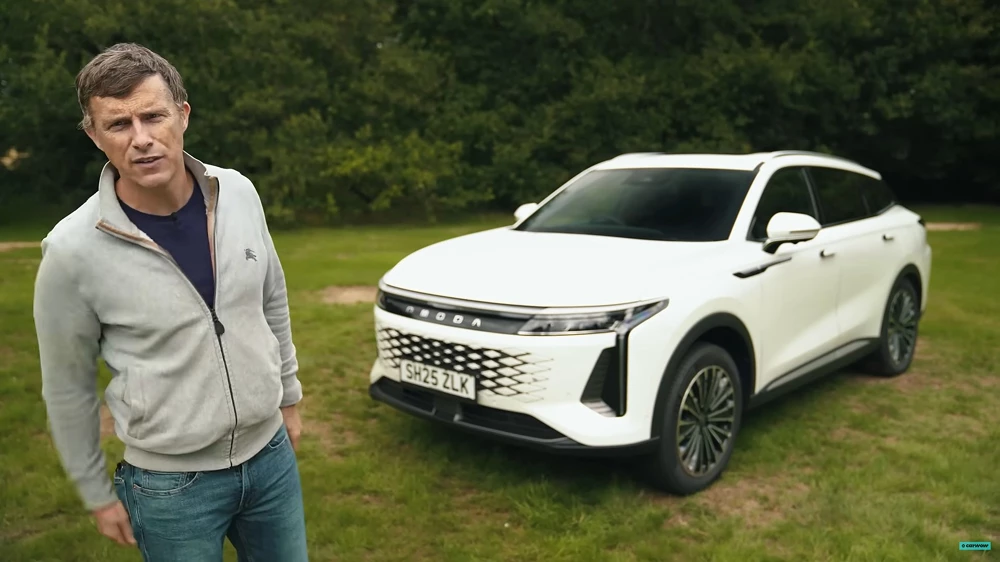 exeed rx omoda 9 сбоку спереди белый гибридный кроссовер обзор carwow мэт уотсон отзыв