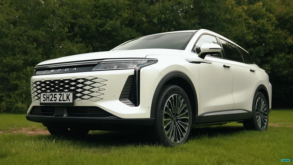 exeed rx omoda 9 сбоку спереди белый гибридный кроссовер обзор carwow мэт уотсон отзыв