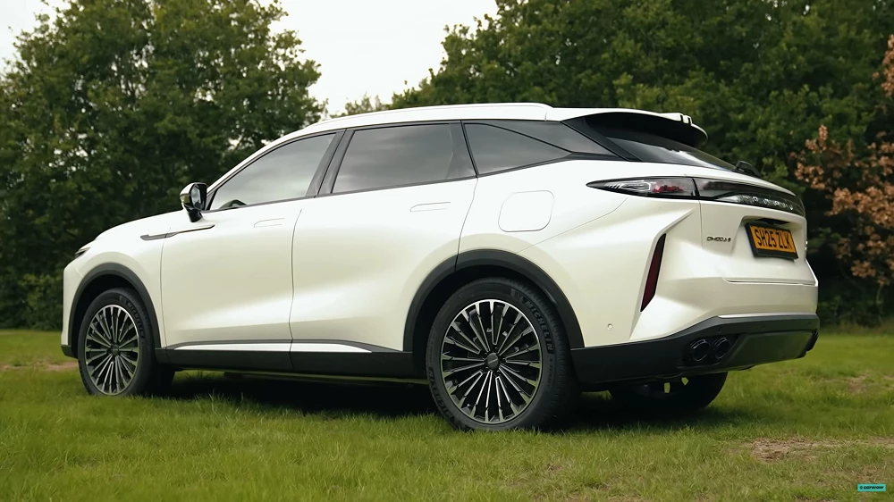 exeed rx omoda 9 сбоку сзади белый гибридный кроссовер обзор carwow мэт уотсон отзыв