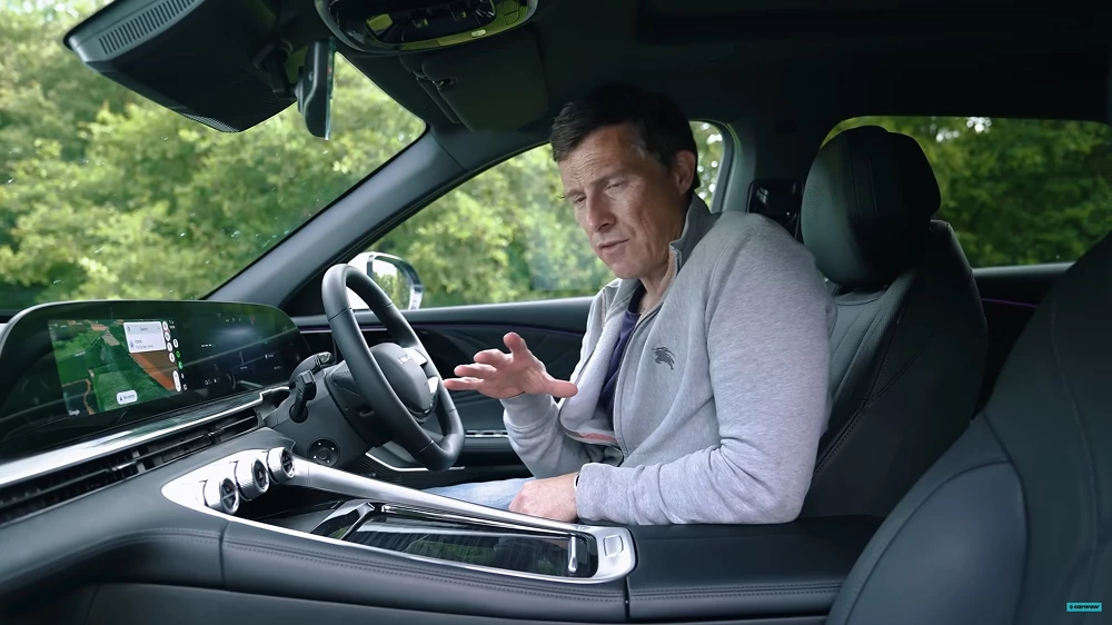 exeed rx omoda 9 салон черный гибридный кроссовер обзор carwow мэт уотсон отзыв