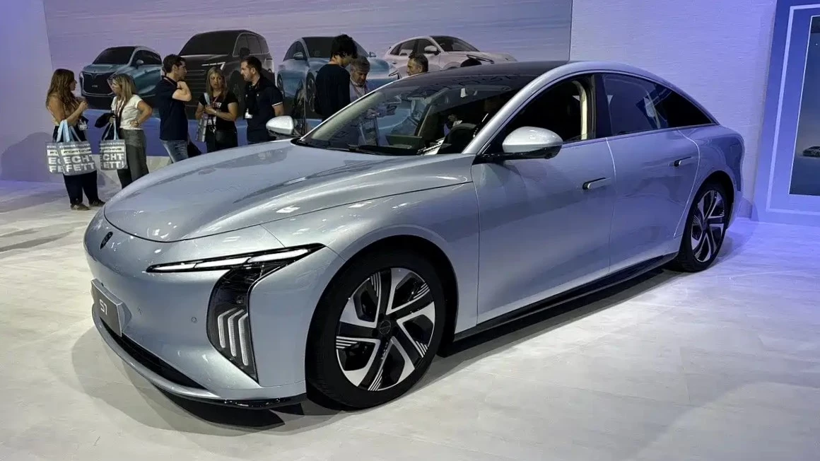 Лифтбек Forthing S7 сбоку спереди мюнхенский автосалон 2025 