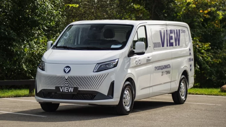 Фургон Foton View сбоку спереди в России