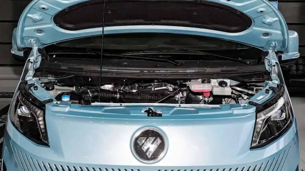 Двигательный отсек фургона Foton View мотор капот открыт