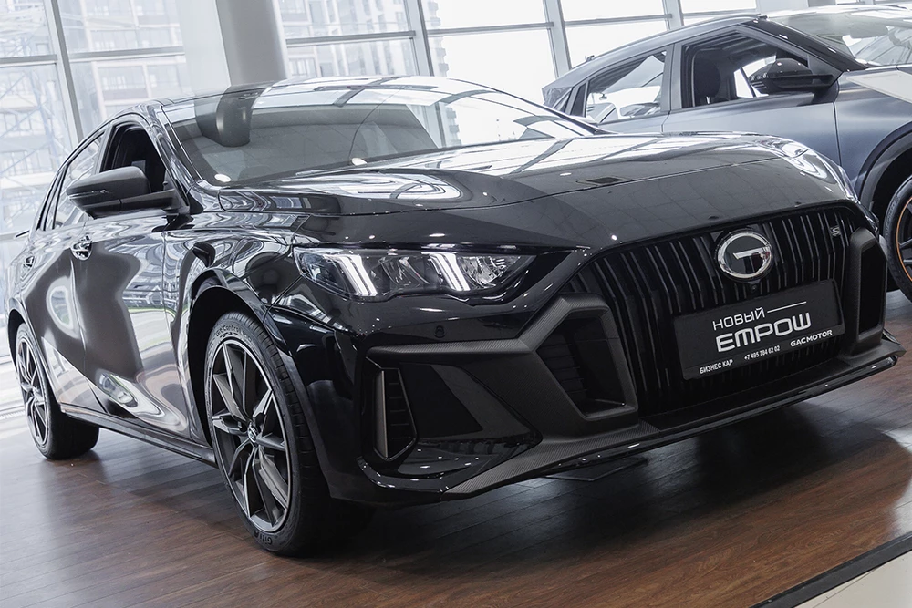 GAC empow у дилера в автосалоне GAC БИЗНЕС КАР сбоку спереди