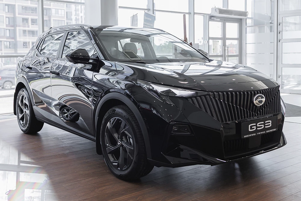 GAC gs3 у дилера в автосалоне GAC БИЗНЕС КАР сбоку спереди