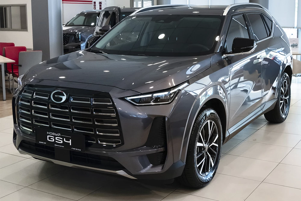 GAC gs4 у дилера в автосалоне GAC БИЗНЕС КАР сбоку спереди