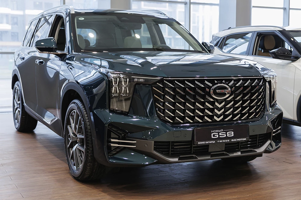GAC gs8 у дилера в автосалоне GAC БИЗНЕС КАР сбоку спереди