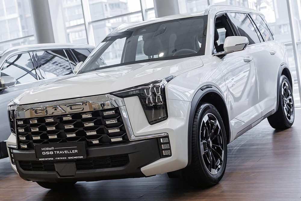GAC gs8 Traveler у дилера в автосалоне GAC БИЗНЕС КАР сбоку спереди