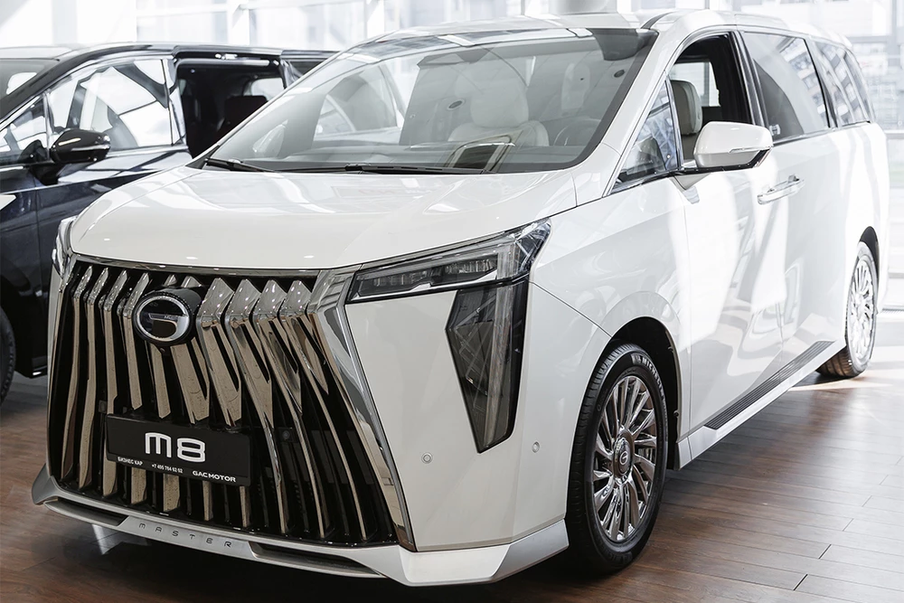 GAC m8 у дилера в автосалоне GAC БИЗНЕС КАР сбоку спереди
