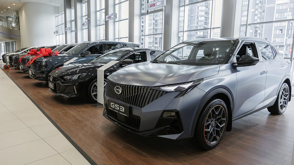 GAC все модели у дилера в автосалоне GAC БИЗНЕС КАР сбоку спереди