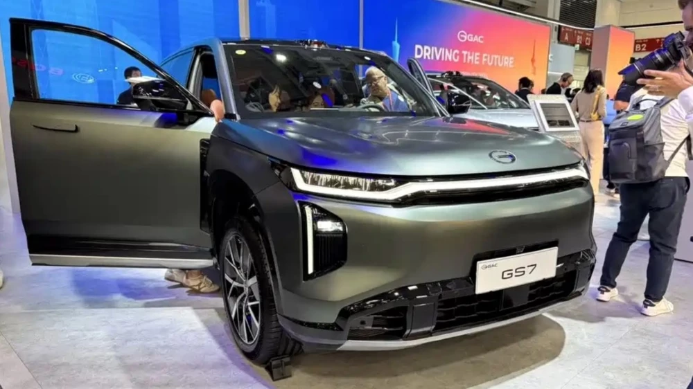 Кроссовер GAC GS7 мюнхенский автосалон сбоку спереди