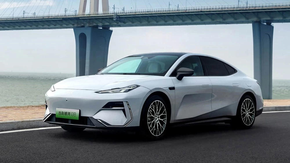 Электрический фастбэк Geely Galaxy E8 сбоку спереди