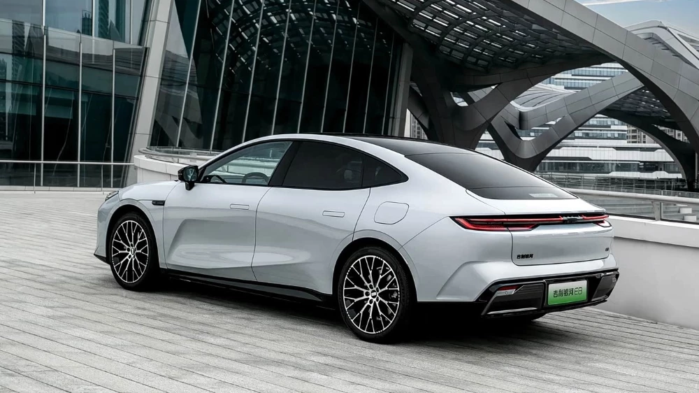 Электрический фастбэк Geely Galaxy E8 сбоку сзади