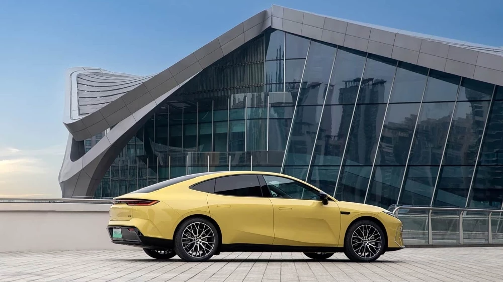 Электрический фастбэк Geely Galaxy E8 сбоку