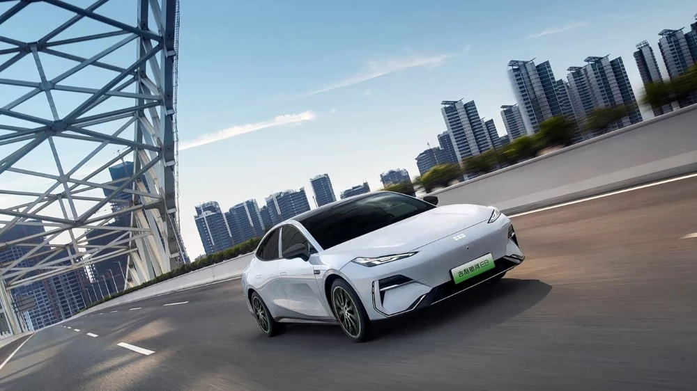 Электрический фастбэк Geely Galaxy E8 сбоку спереди