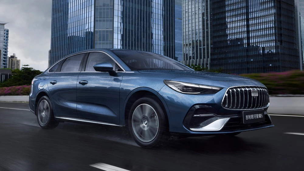 Седан Geely Galaxy Starshine 6 сбоку спереди в динамике