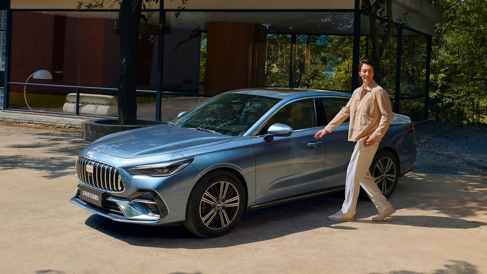 Седан Geely Galaxy Starshine 6 сбоку спереди девушка