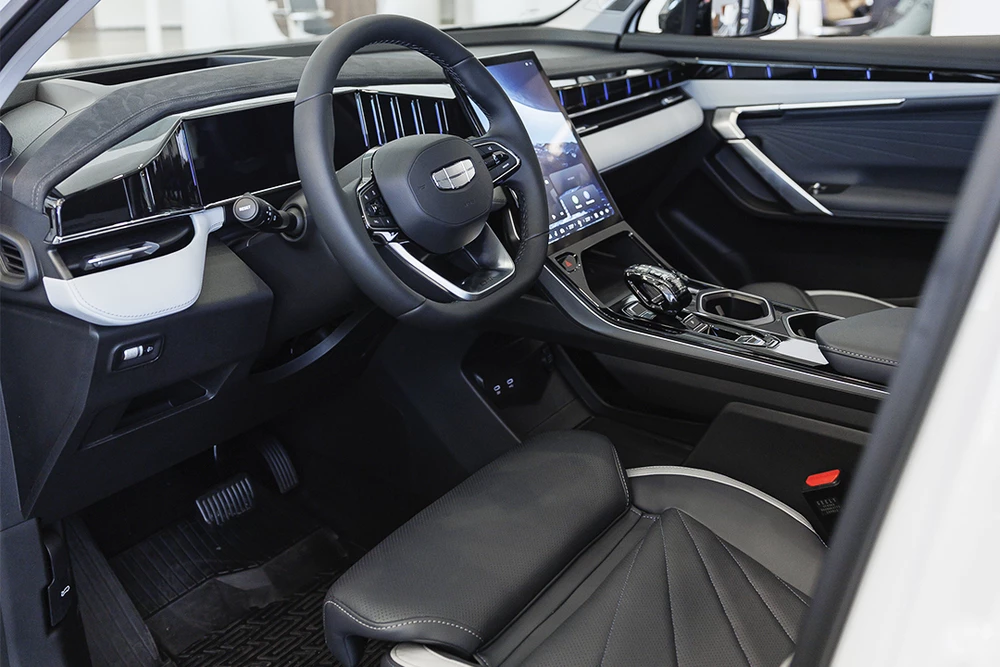 geely atlas у дилера в автосалоне бизнес кар салон интерьер